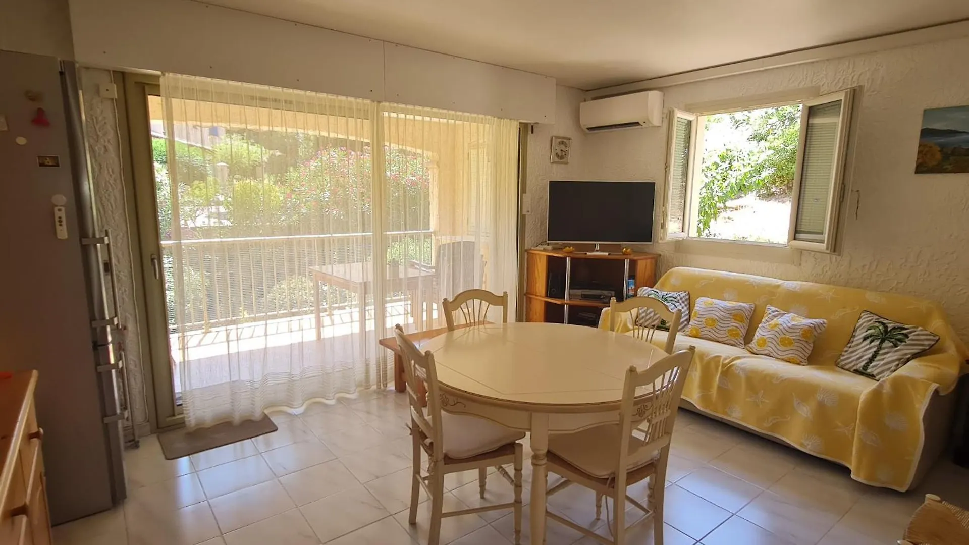 Apartamento Sublime 2 Pieces Avec Clim, Terrasse, Piscine Et Parking Prive, Proche Plages Et Commerces A Sainte-Maxime - Fr-1-780-20