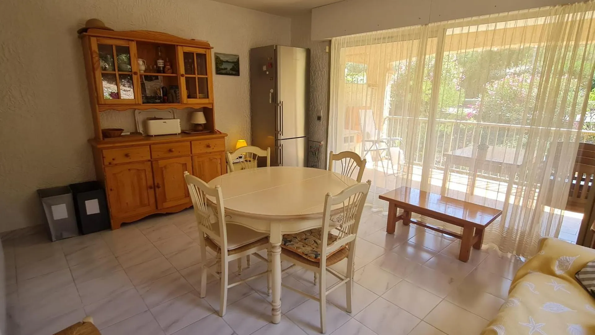 Sublime 2 Pieces Avec Clim, Terrasse, Piscine Et Parking Prive, Proche Plages Et Commerces A Sainte-Maxime - Fr-1-780-20 0*,