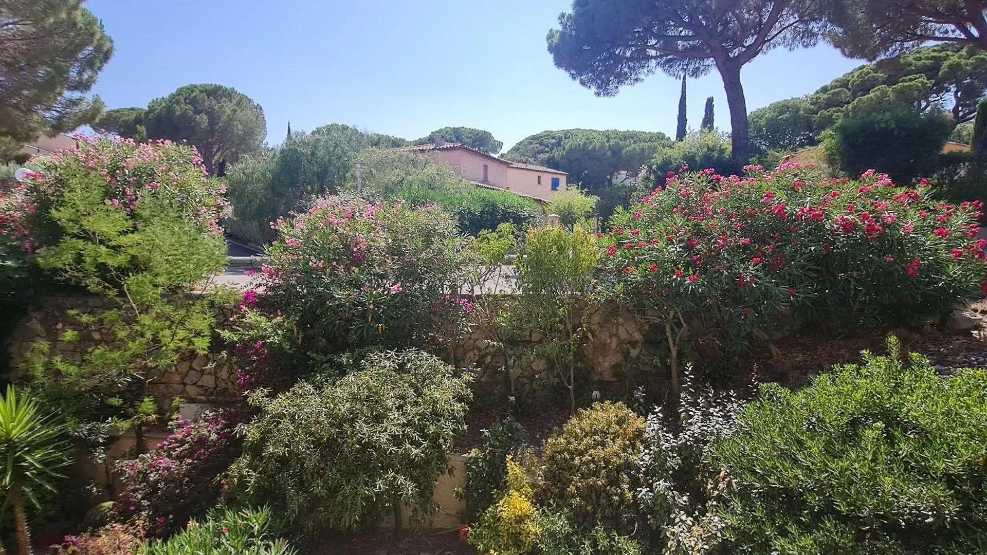 Sublime 2 Pieces Avec Clim, Terrasse, Piscine Et Parking Prive, Proche Plages Et Commerces A Sainte-Maxime - Fr-1-780-20 Apartamento