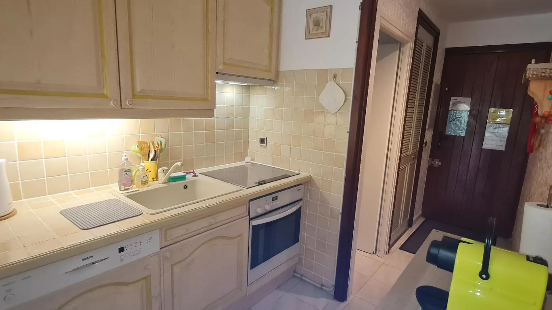 Sublime 2 Pieces Avec Clim, Terrasse, Piscine Et Parking Prive, Proche Plages Et Commerces A Sainte-Maxime - Fr-1-780-20 0*,