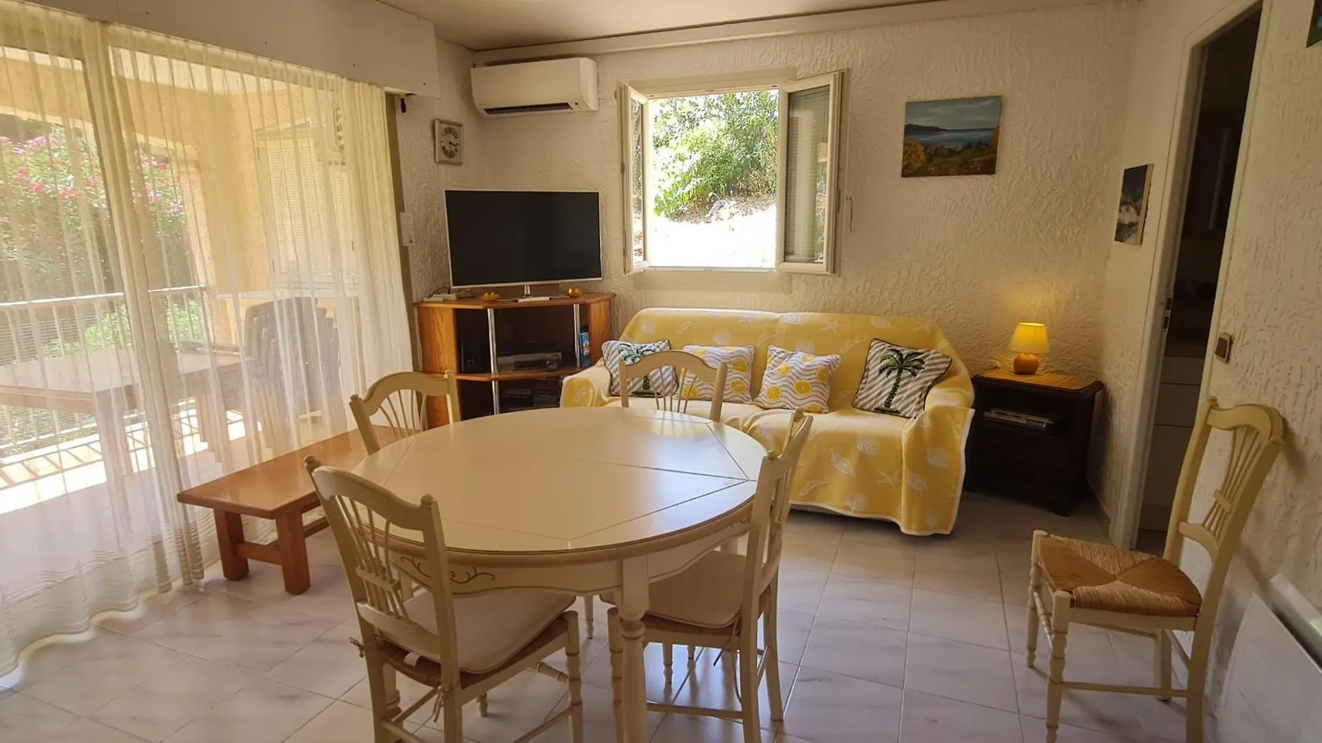 Sublime 2 Pieces Avec Clim, Terrasse, Piscine Et Parking Prive, Proche Plages Et Commerces A Sainte-Maxime - Fr-1-780-20 França